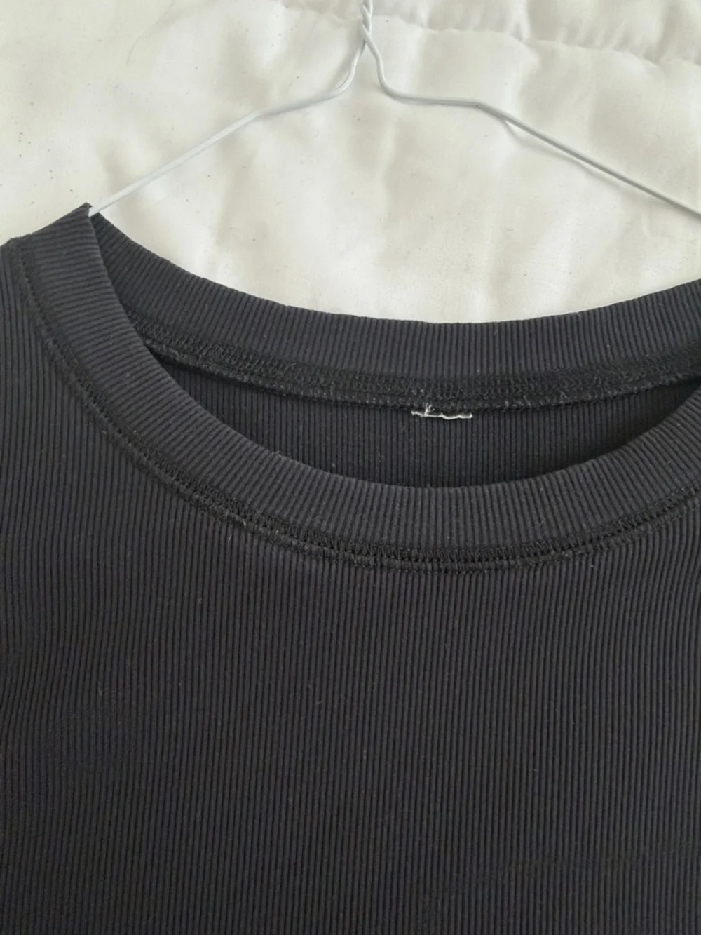 Vuori women’s mudra/pose Black Short-Sleeve Crewneck Top - Picture 2 of 5